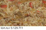 Тушеные овощи с мясным фаршем и макаронами. Стоковое видео, видеограф Андрей Некрасов / Фотобанк Лори