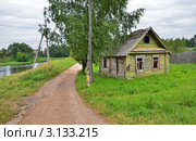 Старый заброшенный дом у реки. Стоковое фото, фотограф Елена Коромыслова / Фотобанк Лори