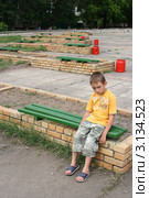 Обиженный мальчик смотрит исподлобья (2008 год). Редакционное фото, фотограф Григорий Писоцкий / Фотобанк Лори