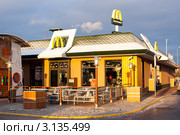 Макдоналдс на рассвете (2011 год). Редакционное фото, фотограф Алексей Ширманов / Фотобанк Лори