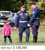 Казак держит за руку маленькую девочку (2011 год). Редакционное фото, фотограф Виктор Филиппович Погонцев / Фотобанк Лори