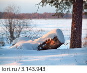 Пейзаж с большим пнем, лежащим в искрящемся снегу. Стоковое фото, фотограф Алексей Пантелеев / Фотобанк Лори
