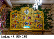 Панно с людьми в народных костюмах России, триптих, деревянная резьба, (2012 год). Редакционное фото, фотограф ElenArt / Фотобанк Лори