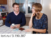Проблемы с деньгами в молодой семье. Стоковое фото, фотограф Яков Филимонов / Фотобанк Лори