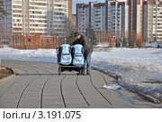 Папа с коляской для двойни (2011 год). Редакционное фото, фотограф Володина Ольга / Фотобанк Лори