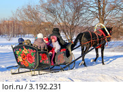 Солнечный зимний день. Катание в расписных санях (2012 год). Редакционное фото, фотограф Александра Меланич / Фотобанк Лори