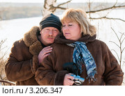 Счастливая пара.Мужчина обнимается с женщиной на фоне красивого зимнего пейзажа. Стоковое фото, фотограф Игорь Низов / Фотобанк Лори