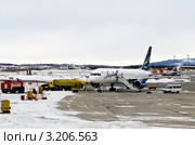 Заправка самолета авиатопливом (2011 год). Редакционное фото, фотограф Антон Афанасьев / Фотобанк Лори