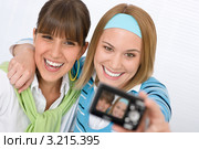 Две подруги фотографируют сами себя, улыбаясь. Стоковое фото, фотограф CandyBox Images / Фотобанк Лори