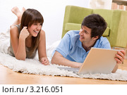 Счастливые подростки перед лэптопом. Стоковое фото, фотограф CandyBox Images / Фотобанк Лори