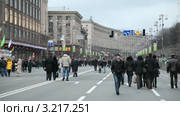 Украина. Гулянье на улице Крещатик  в Киеве (2012 год). Редакционное видео, видеограф Кирилл Трифонов / Фотобанк Лори