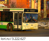 Автобус № 257 поворачивает на Уральскую улицу. Москва (2012 год). Редакционное фото, фотограф lana1501 / Фотобанк Лори