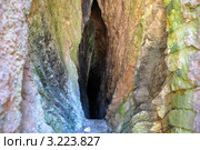 Узкий ход, ведущий вглубь одной из Мацестинских пещер. Стоковое фото, фотограф Анна Мартынова / Фотобанк Лори