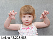 Девочка пугает, подняв руки вверх. Стоковое фото, фотограф Кекяляйнен Андрей / Фотобанк Лори