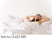 Девушка потягивается в кровати. Стоковое фото, фотограф CandyBox Images / Фотобанк Лори