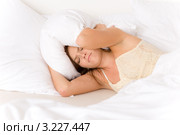 Девушке лень вставть с постели. Стоковое фото, фотограф CandyBox Images / Фотобанк Лори