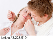 Молодой человек дарит девушке кулон в форме сердца. Стоковое фото, фотограф CandyBox Images / Фотобанк Лори