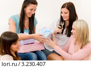 Девушка вручает подарок имениннице на день рождения. Стоковое фото, фотограф CandyBox Images / Фотобанк Лори
