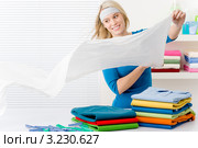 Девушка с постиранным бельем в прачечной. Стоковое фото, фотограф CandyBox Images / Фотобанк Лори