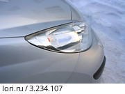 Фара легкового автомобиля Пежо (2012 год). Редакционное фото, фотограф Анатолий Матвейчук / Фотобанк Лори