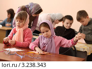 Православная воскресная школа. Урок шитья (2012 год). Редакционное фото, фотограф Дмитрий Неумоин / Фотобанк Лори