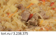 Мясо, тушенное с квашеной капустой. Стоковое видео, видеограф Андрей Некрасов / Фотобанк Лори