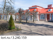 Монплезирский сад. Дворец. Весна. Петергоф (2011 год). Редакционное фото, фотограф Александр Щепин / Фотобанк Лори