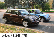 Два автомобиля Mini Cooper (Мини-Купер) (2011 год). Редакционное фото, фотограф Алёшина Оксана / Фотобанк Лори
