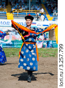 Молодой монгол исполняет национальный танец (2010 год). Редакционное фото, фотограф Александр Подшивалов / Фотобанк Лори