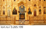 Русская православная церковь. Всенощное бдение (вечерня) Священник и диакон кадят престол и алтарь. Праздничное облачение голубого цвета. Стоковое видео, видеограф Mikhail Erguine / Фотобанк Лори