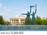 Новосибирск. Скульптура юноши с факелом и девушки, несущей колосья (фрагмент памятника В.И.Ленину на площади Ленина) возле Оперного театра (2011 год). Редакционное фото, фотограф Павел Просветов / Фотобанк Лори