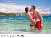 Молодая пара целуется, стоят в море. Стоковое фото, фотограф Петр Кириллов / Фотобанк Лори