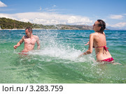Молодая пара играет в воде. Стоковое фото, фотограф Петр Кириллов / Фотобанк Лори