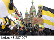 Санкт-Петербург. Шествие "За честные выборы". Флаги монархистов. (2012 год). Редакционное фото, фотограф Александр Тарасенков / Фотобанк Лори