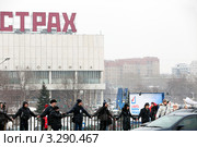 Участники акции "Белый круг", организованной в рамках движения "За честные выборы" на Садовом кольце в районе Крымского моста, Москва (2012 год). Редакционное фото, фотограф Николай Винокуров / Фотобанк Лори