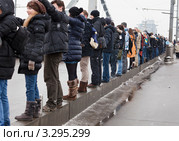 Участники акции "Большой белый круг", организованной в рамках движения "За честные выборы", на Садовом кольце в районе Крымского моста, Москва (2012 год). Редакционное фото, фотограф Николай Винокуров / Фотобанк Лори