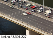 Дорогомиловский мост с едущими автомобилями, Москва. Стоковое фото, фотограф Losevsky Pavel / Фотобанк Лори