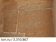 Часть древней кирпичной стены в Египте с рисунками (2010 год). Стоковое фото, фотограф Сыщиков Дмитрий / Фотобанк Лори