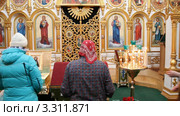 Русская православная церковь. Храм святого праведного Симеона Верхотурского, Уфа. Верующие у иконы (2012 год). Редакционное видео, видеограф Mikhail Erguine / Фотобанк Лори