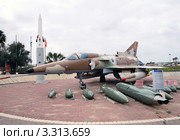 Истребитель-бомбардировщик Кфир (IAI Kfir C-7), авиабомбы, противобаллистическая ракета Хец (Arrow2) (2012 год). Редакционное фото, фотограф Irina Opachevsky / Фотобанк Лори