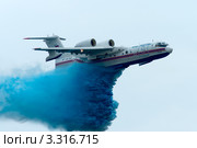 Самолет BE-200 сбрасывает 12 тонн воды на МАКС-2011. Редакционное фото, фотограф Алексей Лепилин / Фотобанк Лори