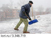 Уборка снега на крыше. Стоковое фото, фотограф макаров виктор / Фотобанк Лори