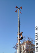 Масленица. Столб с призами (2012 год). Редакционное фото, фотограф Александр Тараканов / Фотобанк Лори