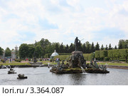 Парк Верхний сад и фонтан "Нептун". Вход в Петергоф (2010 год). Редакционное фото, фотограф Ольга Липунова / Фотобанк Лори