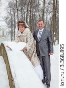 Жених и невеста около снежной формы в виде сердца. Стоковое фото, фотограф Кекяляйнен Андрей / Фотобанк Лори