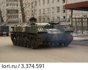 Бронетранспортер на остановке (2009 год). Редакционное фото, фотограф Сергей Юрьев / Фотобанк Лори
