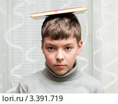 Мальчик подросток  c  книгой на голове. Стоковое фото, фотограф Игорь Низов / Фотобанк Лори