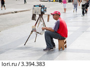 Гавана, уличный фотограф с допотопным фотоаппаратом на треноге (2011 год). Редакционное фото, фотограф Сергей Дубров / Фотобанк Лори