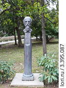Сочи. Бюст Некрасова в парке Ривьера (2012 год). Редакционное фото, фотограф Вячеслав Беляев / Фотобанк Лори
