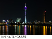 Ночной вид на телебашню Rheinturm в Дюссельдорфе, Германия. Стоковое фото, фотограф Михаил Марковский / Фотобанк Лори